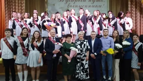 В Барнауле депутаты поздравили одиннадцатиклассников с последним звонком