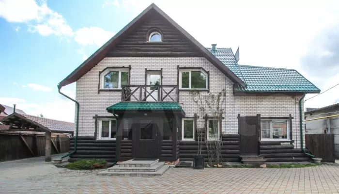 Большой дом с барной зоной и бильярдной продают за 14 млн рублей в Барнауле