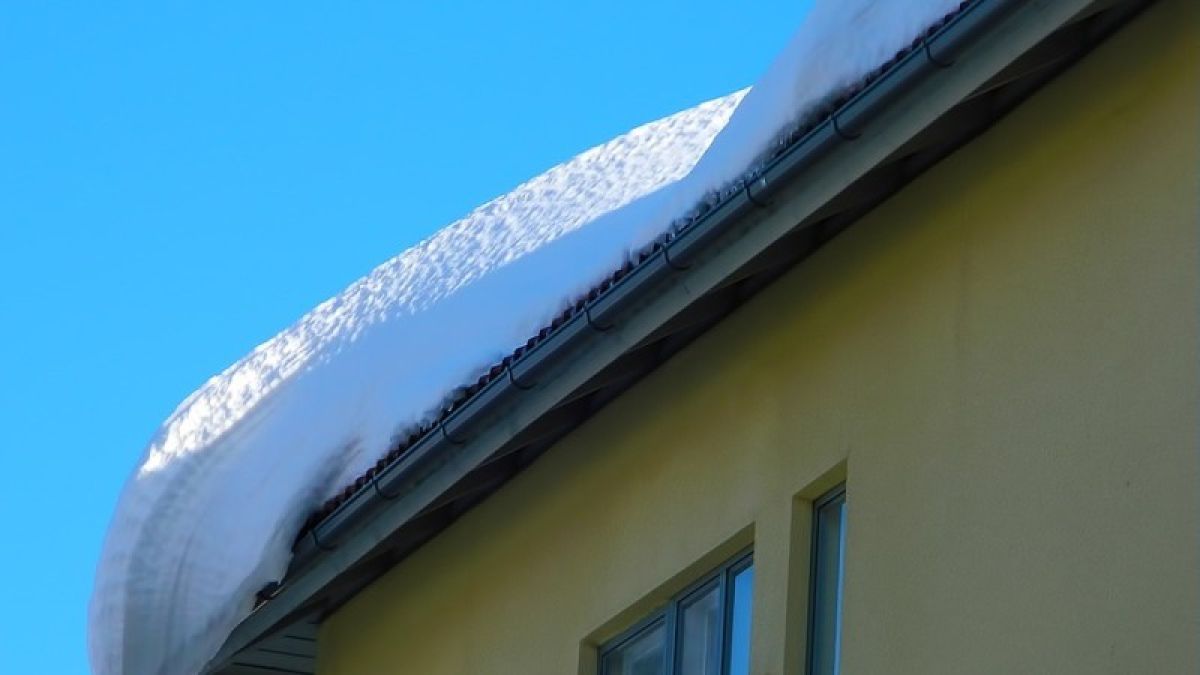 Сход снега с крыши