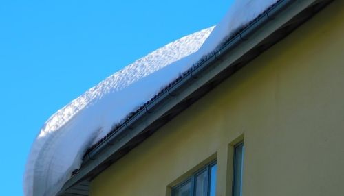 Возможен сход снега с крыш: правила безопасности в оттепель