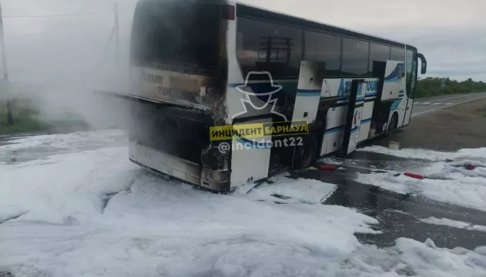В Алтайском крае загорелся пассажирский автобус