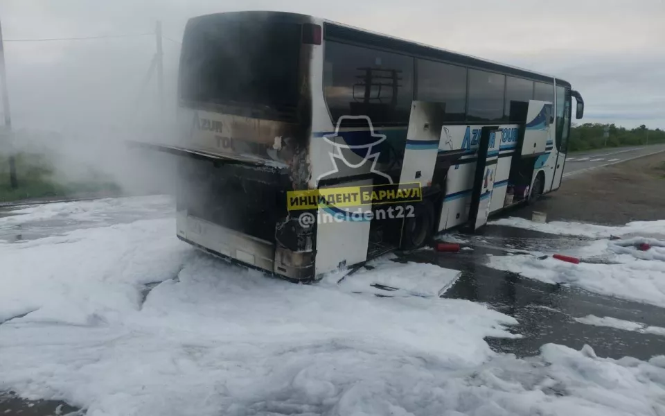 В Алтайском крае загорелся пассажирский автобус