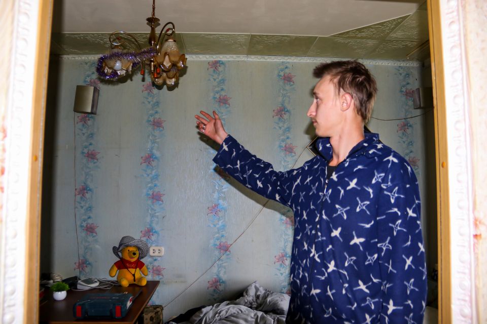 Сергей Зимоглядов проснулся от течи из люстры, а после этого его ударило током 