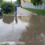 В Барнауле из-за коммунальной аварии затопило дорогу во дворе