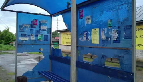 Вандалы разгромили в Бийске автобусную остановку нового образца