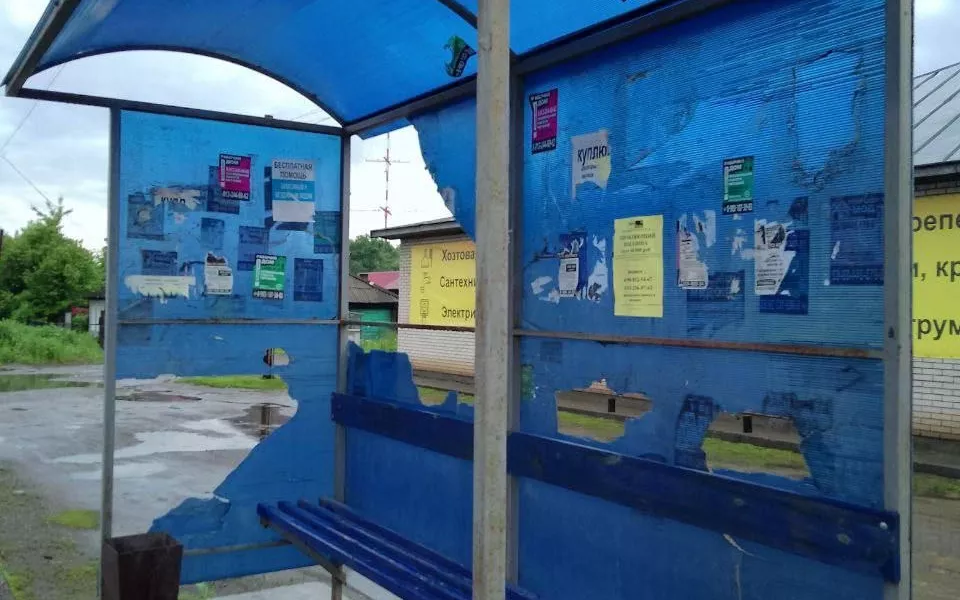 Вандалы разгромили в Бийске автобусную остановку нового образца