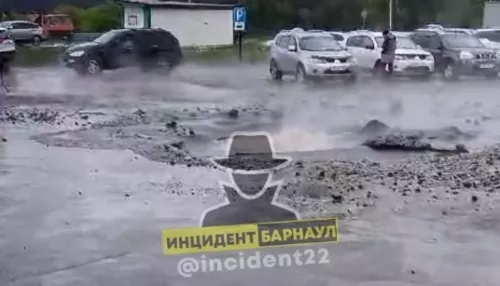 В Барнауле из-под земли у остановки забил парящий фонтан