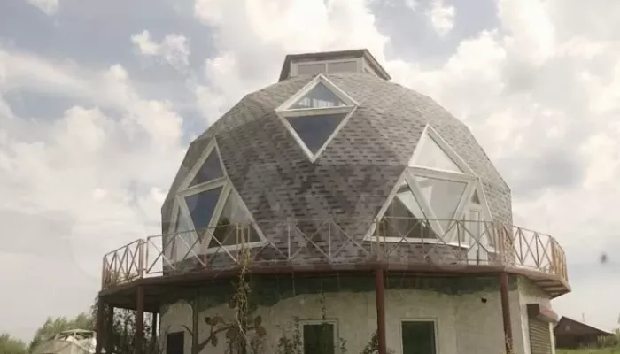 Коттедж с куполом для медитаций продают в живописном месте рядом с Барнаулом