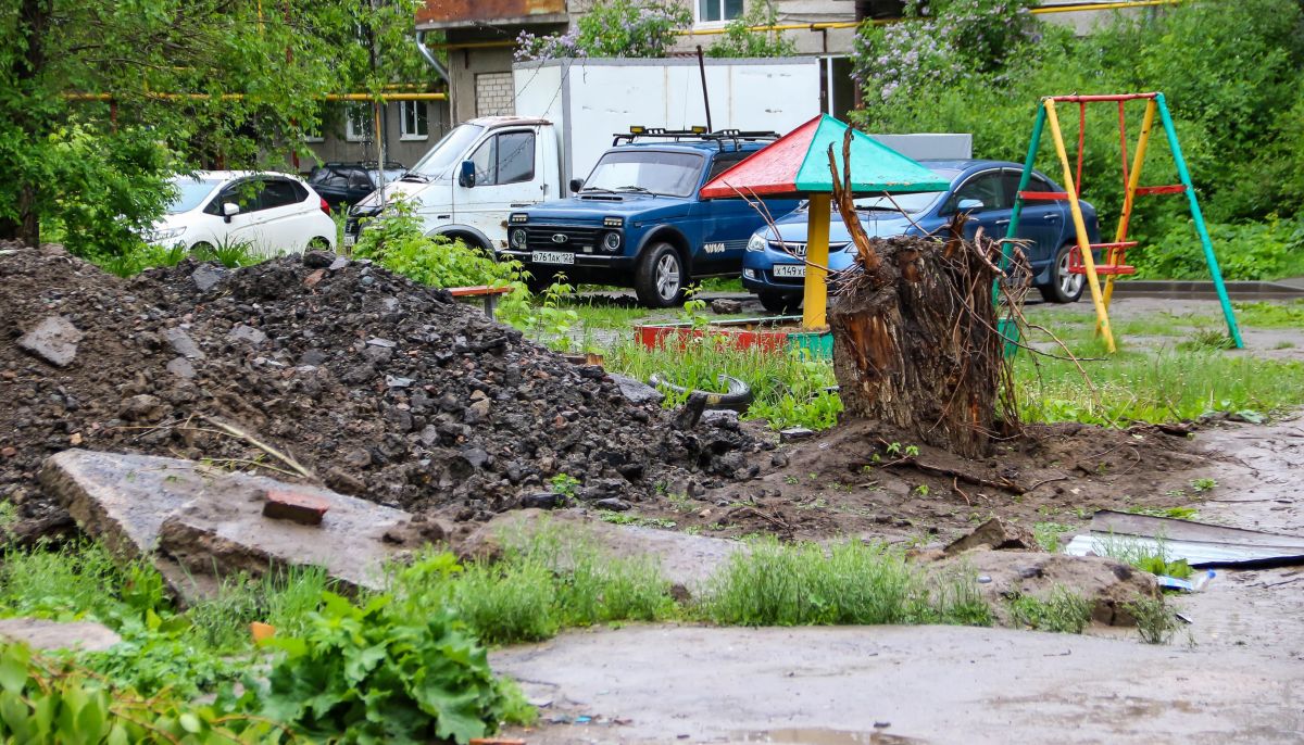 Почему во дворе барнаульской пятиэтажки образовались горы срезанного  асфальта - Толк 30.05.2024