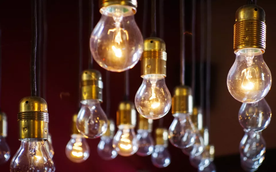 Да будет свет! Заряженные поздравления с Днем энергетика в стихах и прозе