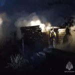 В Барнауле пожарные потушили сразу два ночных пожара