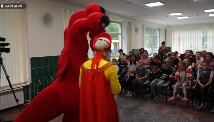 В Барнауле накануне 1 июня особенных детей порадовали театральной сказкой