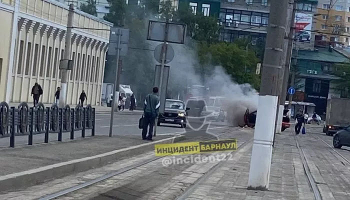 В Барнауле на трамвайных путях загорелся автомобиль