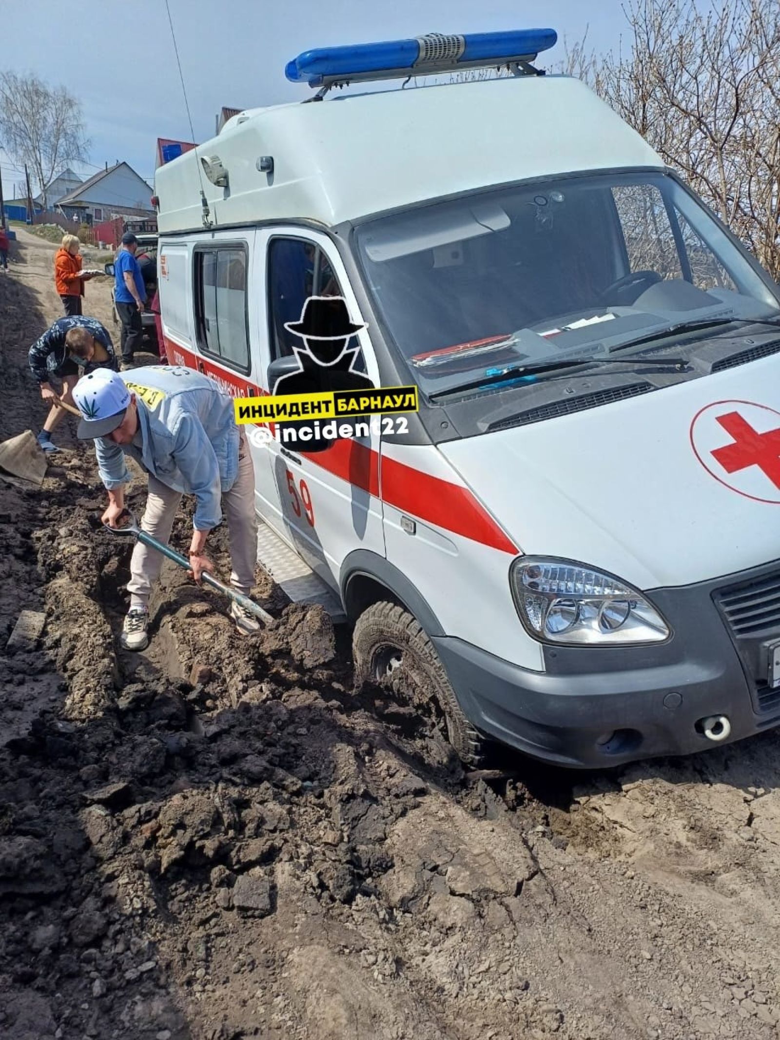 В барнаульской Власихе скорая помощь увязла в грязи на грунтовой дороге -  Толк 01.06.2024