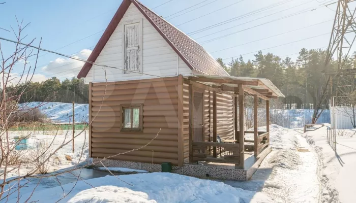 В Барнауле за 9 млн рублей продают уютный дом с камином и плодоносящим садом