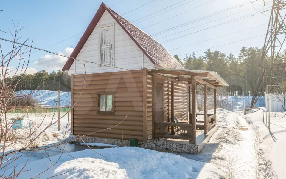 В Барнауле за 9 млн рублей продают уютный дом с камином и плодоносящим садом