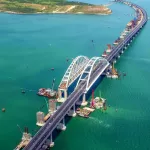 Крымский мост вновь перекрыли: над ним заметили сильный дым