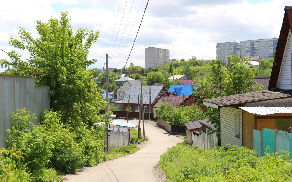 Подрядчик в Яму: в частном секторе Барнаула отремонтируют дамбу на Пивоварском озере