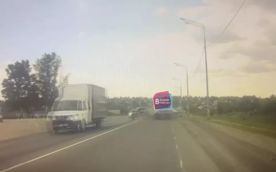 Момент массового ДТП на Змеиногорском тракте попал на видео