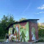 В Барнауле уличные художники расписывают объекты в парке Изумрудный. Фото