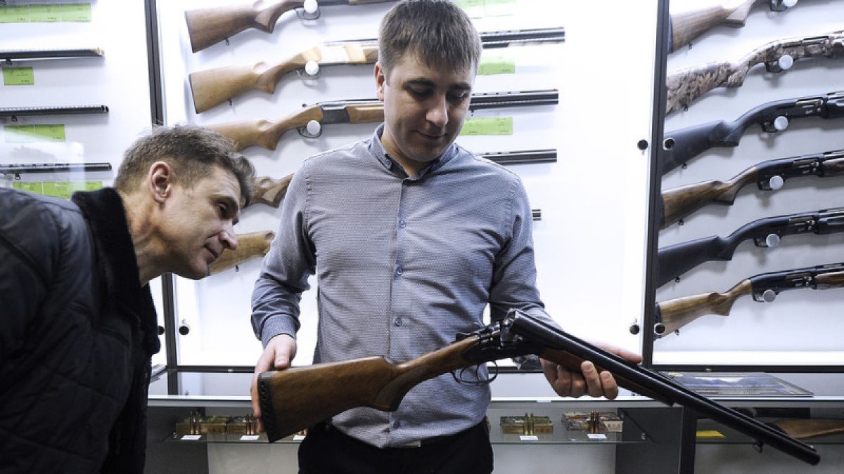 Порядок продажи оружия молодым людям предложили ужесточить в России