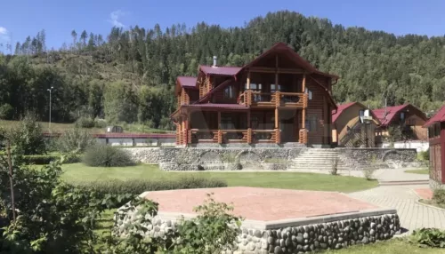 Бревенчатый особняк с гостевым домом продают за 100 млн рублей на Бирюзовой Катуни