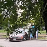 В Барнауле автомобиль после ДТП вылетел на рельсы у ТЦ Малина