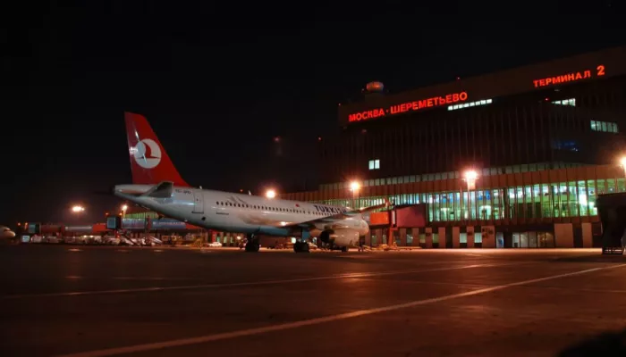 Люди ругаются и спят на полу: что известно о задержке рейсов из-за непогоды в Москве