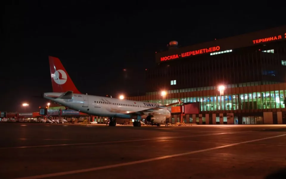 Люди ругаются и спят на полу: что известно о задержке рейсов из-за непогоды в Москве