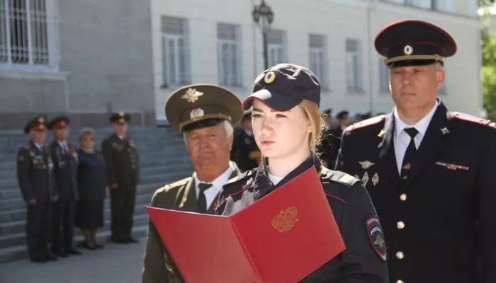 Молодые полицейские в Барнауле приняли присягу. Фото