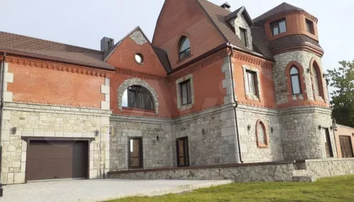 Замок с бассейном и купелью продают за 37 млн рублей на алтайском курорте