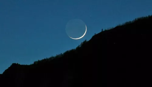 Фотограф снял живописное новолуние в алтайских горах