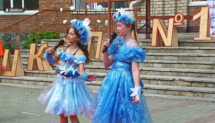 Школьники из Алтайского края представили одежду из мусора на показе мод