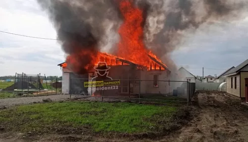 В Барнауле от удара молнии загорелся частный дом