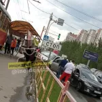 В Барнауле легковушка врезалась в трамвайную остановку