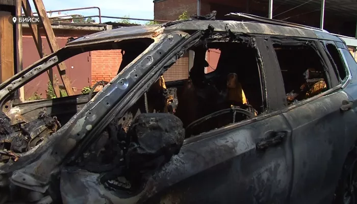 В Бийске ночью под окнами дома дотла сгорел автомобиль