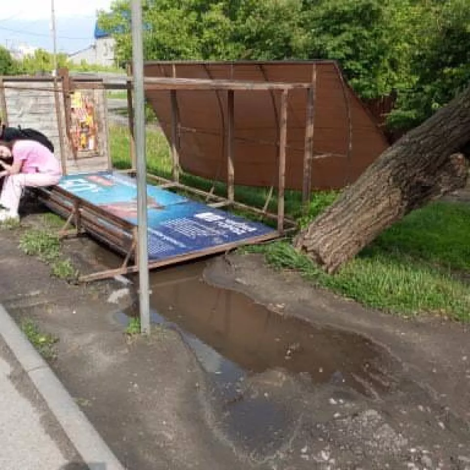 В Барнауле во время грозы сорвало крышу со здания и опрокинуло остановку -  Толк 07.06.2024