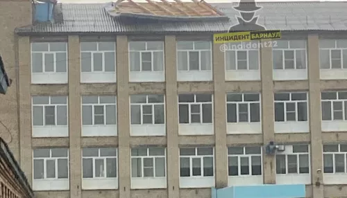 В Барнауле ветер сорвал крышу со здания АГАУ и опрокинул остановку