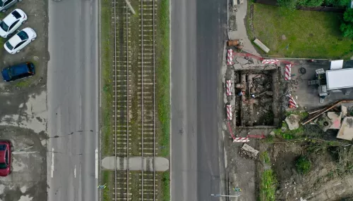 В Барнауле устраняют повреждения после провалившегося грузовика