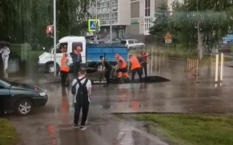В Барнауле заметили рабочих, которые в дождь укладывали асфальт