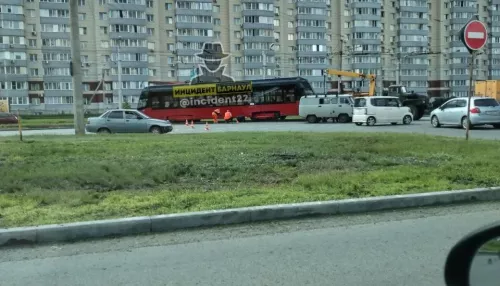 В Барнауле вновь сошел с рельсов белорусский трамвай