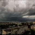 Жители Алтайского края поделились атмосферными фото штормового неба