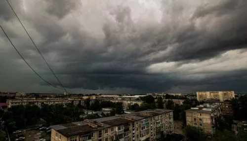 Жители Алтайского края поделились атмосферными фото штормового неба