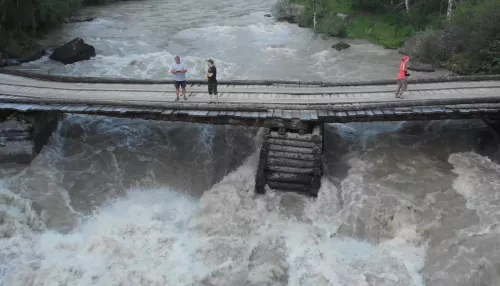 В Республике Алтай сгорел мост через горную реку Чуя
