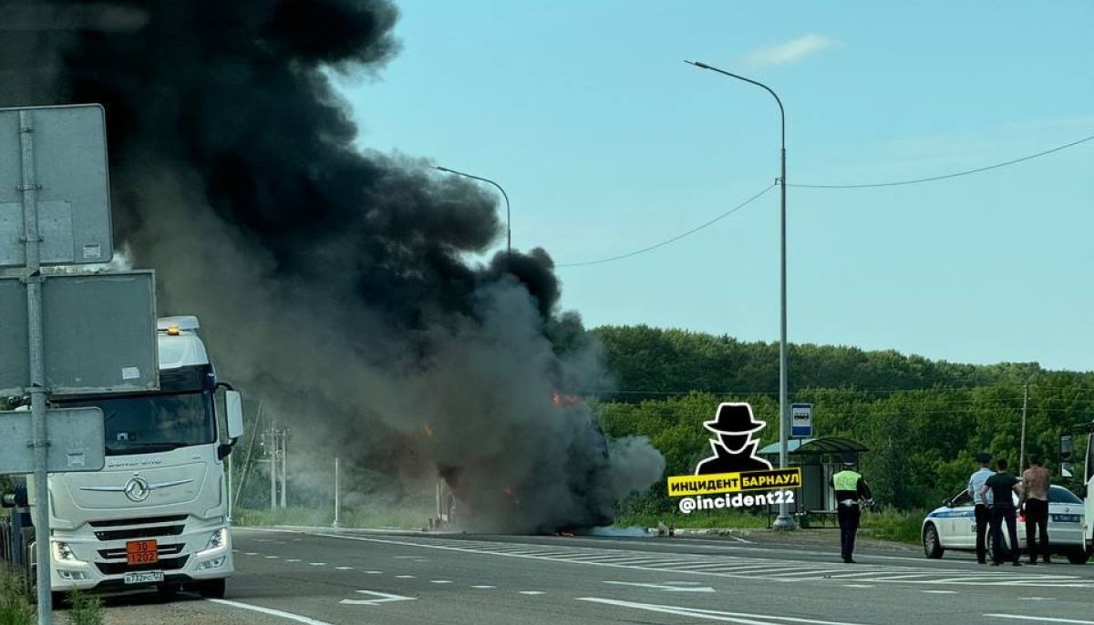 В Алтайском крае на трассе открытым огнем горит пассажирский автобус - Толк  10.06.2024