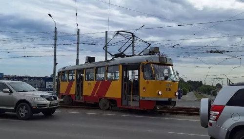 В Барнауле утром трамвай № 7 сошел с рельсов у ТРЦ Пионер