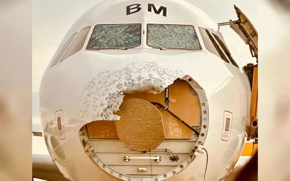 Град пробил лобовое стекло и сломал нос пассажирского самолета