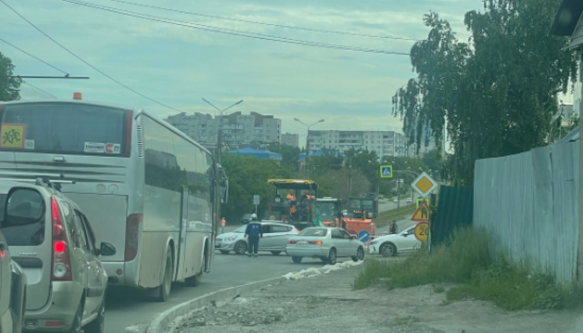 В Барнауле водители встали в пробки из-за дорожных работ на Северо-Западной  - Толк 11.06.2024