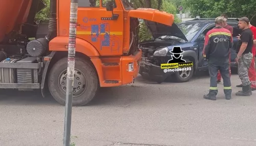 В Барнауле произошло сразу два ДТП с грузовиками за утро