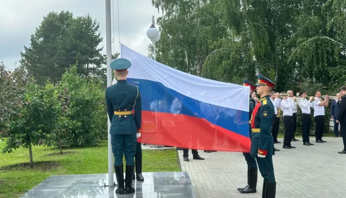 В Барнауле празднование Дня России начали с поднятия государственного флага. Фото